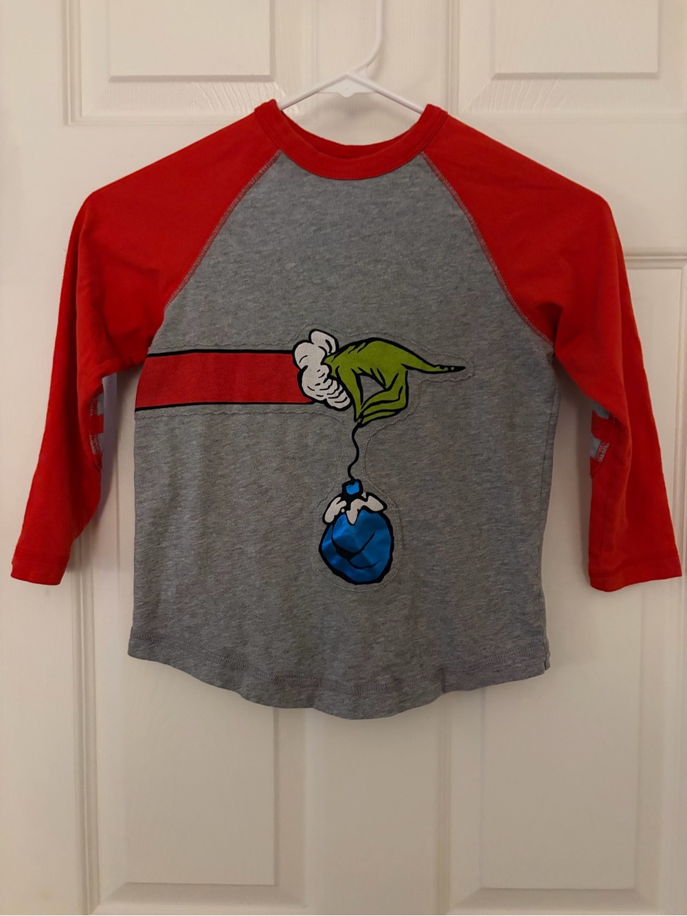 Hanna Andersson Gray Tee with Red Raglan Sleeves and Grinch Graphic
